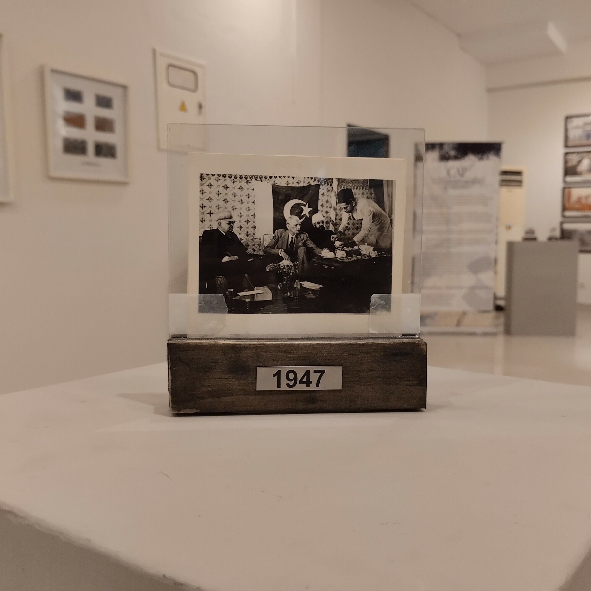  Original photographs from before Partition were displayed, including this picture of the Quaid dining with Muslim leaders 