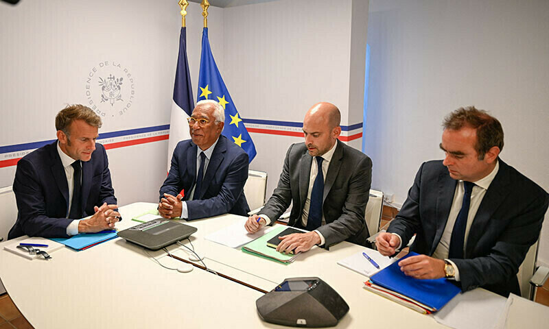 فرانسیسی صدر ایمانوئل میکرون، یورپی کونسل کے صدر انتونیو کوسٹا، یورپ و خارجہ امور کے لیے فرانسیسی وزیر ژاں-نوئل بارو اور فرانس کے وزیر برائے مسلح افواج سباستیان لیکورنیو،  فرانس کے شہر بورم-لے-میموزا کے فورٹ دے بریگانکون میں امریکی صدر ڈونلڈ ٹرمپ، یوکرینی صدر وولودیمیر زیلنسکی اور یورپی یونین کے رہنماؤں کے ساتھ یوکرین پر ہونے والی آئندہ ٹرمپ-پیوٹن ملاقات کے بارے میں ایک ویڈیو کانفرنس میں شریک ہیں۔ فوٹو: اے ایف پی