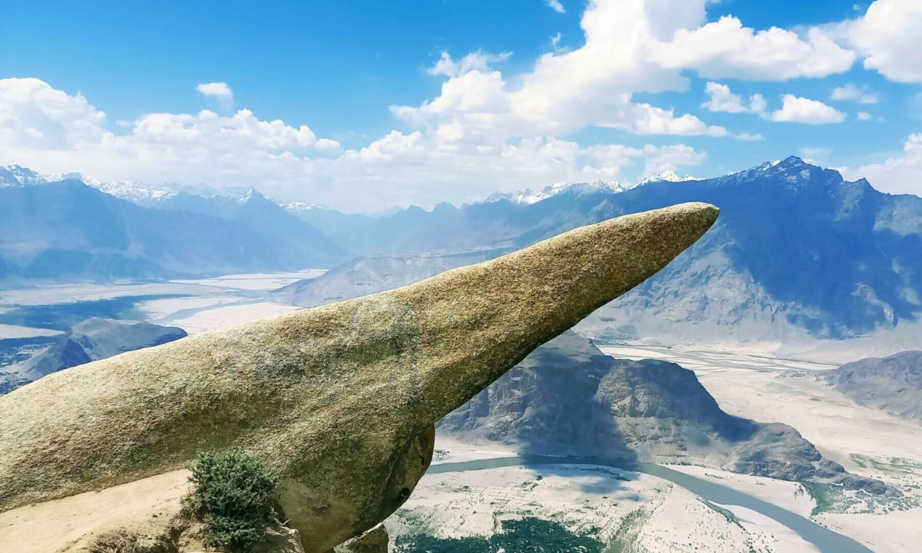   مسرور راک کا توازن ہر دیکھتی آنکھ کو ششدر کردیتا ہے  