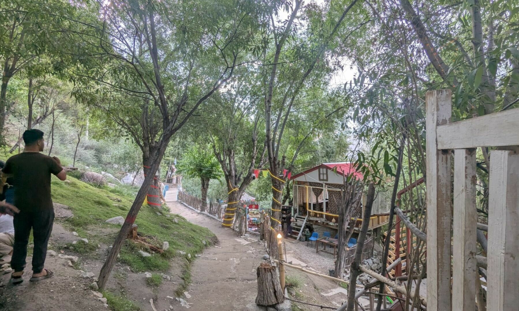   ان مقامات پر روزگار کے لیے مقامی لوگوں نے انتظام کررکھے ہیں  