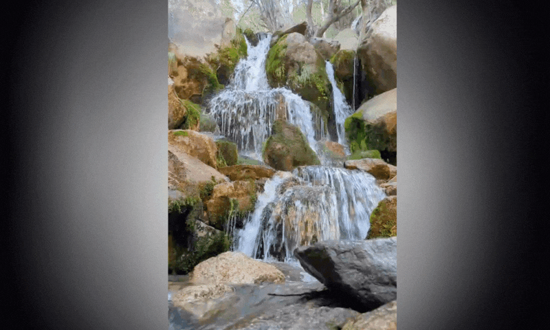   آبشار کا دلکش منظر  