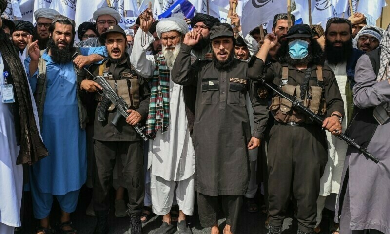 یونیسکو کے مطابق تقریباً 22 لاکھ لڑکیوں کو پرائمری سے آگے کی تعلیم سے محروم کر دیا گیا ہے &mdash; فوٹو: اے ایف پی