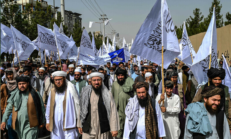 اقتدار کے 4 سال مکمل ہونے پر طالبان نے کابل میں پولی ٹیکنیک یونیورسٹی کے باہر امارت اسلامی کے پرچم اٹھا کر ریلی نکالی &mdash; فوٹو: اے ایف پی