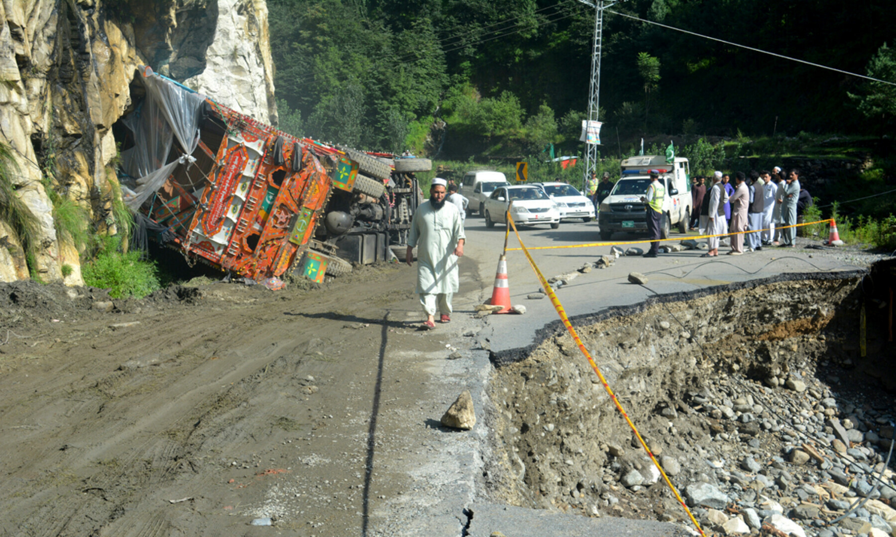  An overturned freight vehicle on the flood-affected Alpuri-Bisham Highway in KP’s Shangla on Aug 15, 2025. — APP 