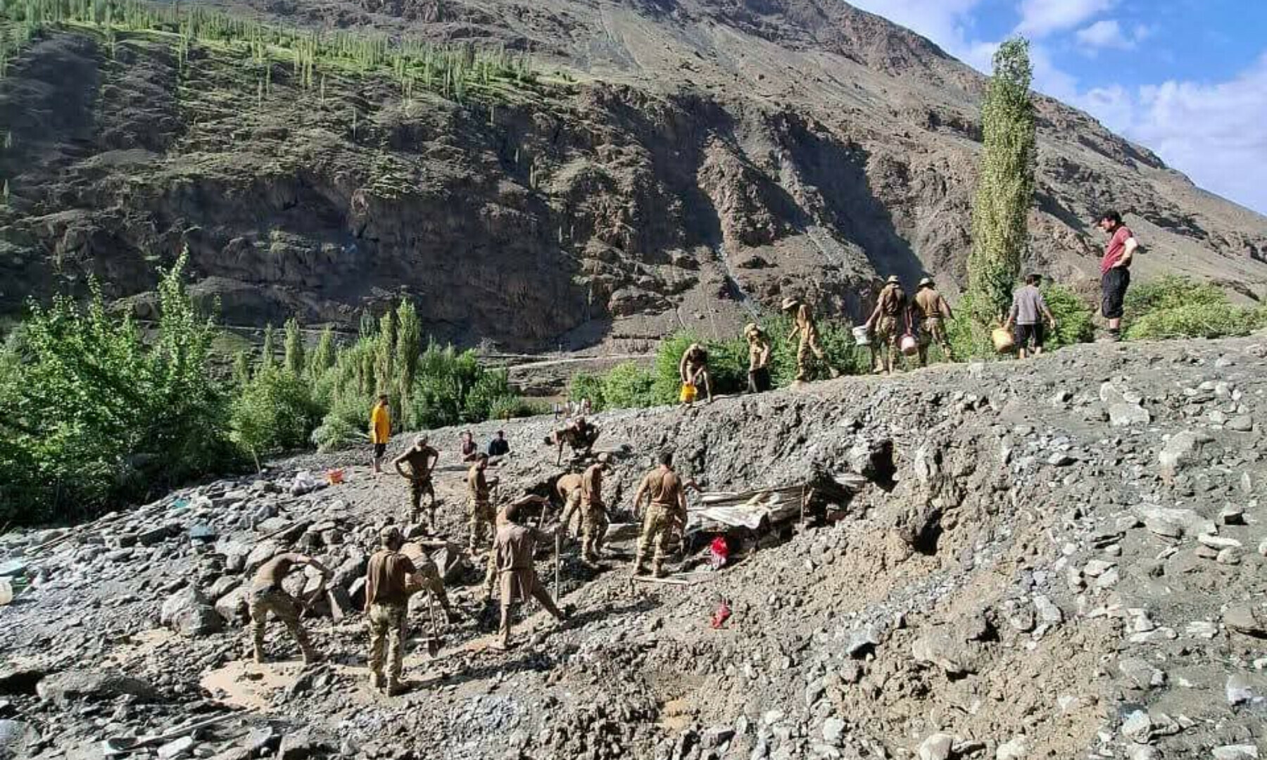  Rescue operations are underway in the Khalti area of Gilgit-Baltistan’s Ghizer, on Aug 15, 2025. — Jamil Nagri 