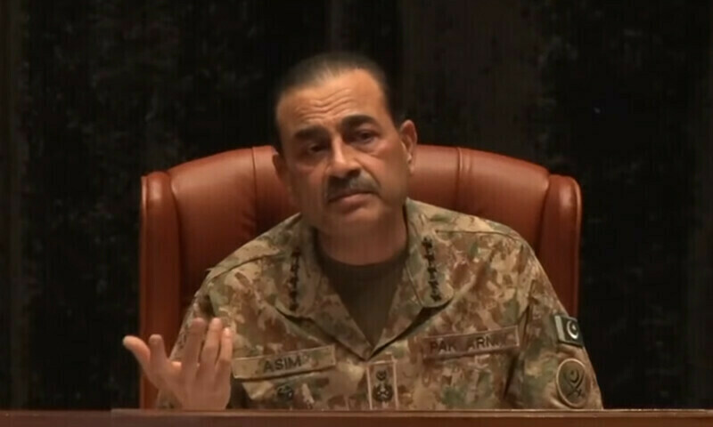 آرمی چیف نے قرآنی آیت کا حوالہ دیکر کہا کہ معافی مانگنے والے فرشتے رہے اور معافی نہ مانگنے والا شیطان بن گیا۔
— اسکرین گریب: یوٹیوب/ آئی ایس پی آر