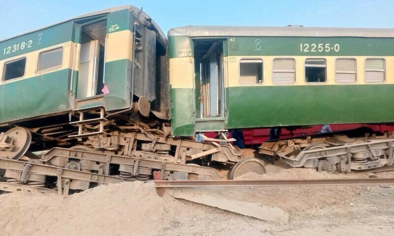 Karachi-bound Awam Express train derailed near Lodhran Railway Station on August 17. &mdash; Photo via Imran Gabol
