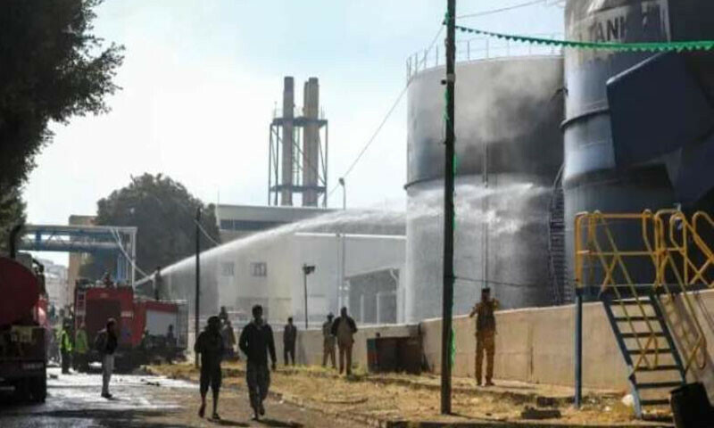 نائب یمنی وزیرِاعظم نے تصدیق کی کہ ایمرجنسی ٹیموں نے نقصان سے بچاؤ میں کامیابی حاصل کی۔
&mdash;فوٹو: المسیرہ ٹی وی