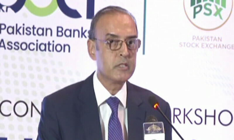 جمیل احمد نے کہا کہ بچت کی شرح جی ڈی پی کا صرف 7.4 فیصد ہے، جبکہ جنوبی ایشیا میں یہ 27 فیصد ہے۔
—فوٹو: ڈان نیوز جمیل احمد نے کہا کہ بچت کی شرح جی ڈی پی کا صرف 7.4 فیصد ہے، جبکہ جنوبی ایشیا میں یہ 27 فیصد ہے۔
—فوٹو: ڈان نیوز