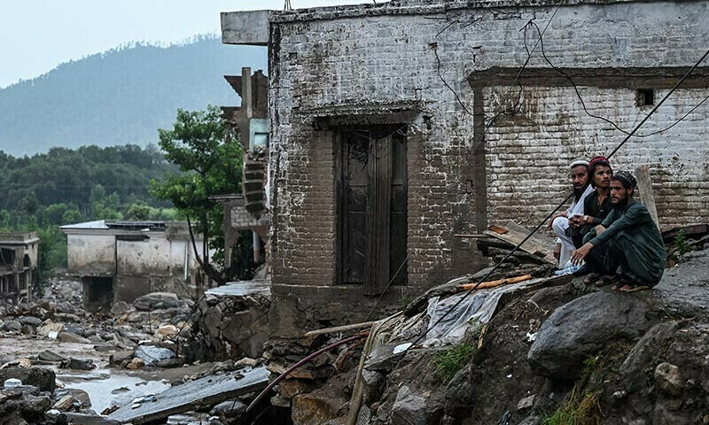 ضلع بونیر میں سیلابی ریلے سے متاثرہ مقام پر دیہاتی ایک تباہ شدہ مکان کے قریب بیٹھے ہیں۔ — فوٹو: اے ایف پی ضلع بونیر میں سیلابی ریلے سے متاثرہ مقام پر دیہاتی ایک تباہ شدہ مکان کے قریب بیٹھے ہیں۔ — فوٹو: اے ایف پی