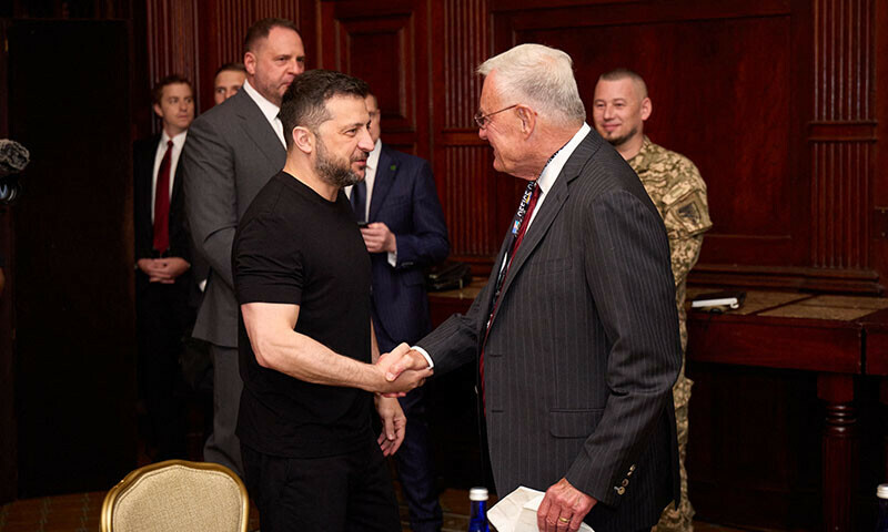 This handout photograph taken and released by the Ukrainian Presidential Press Service on August 18 shows Ukrainian President Volodymyr Zelensky (L) meeting with US Special Envoy for Ukraine Keith Kellogg in Washington, DC, US. — AFP