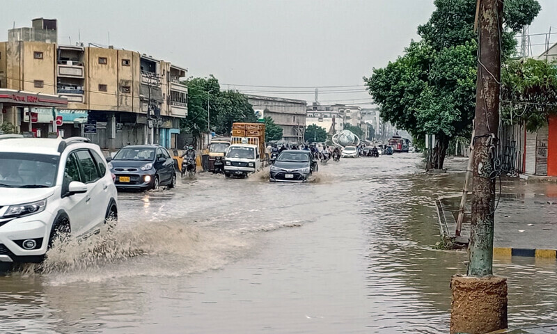 کراچی میں بارش کے بعد یونیورسٹی روڈ پر ریڈ لائن منصوبے کے تعمیراتی کام کے باعث صورتحال سنگین ہوگئی، کئی مقامات پر فٹ پاتھ تک پانی موجود ہے&mdash; فوٹو: عثمان احمد خان