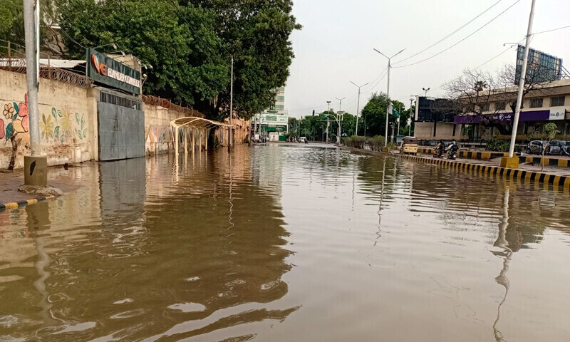 ایوان صدر روڈ سے آئی آئی چندریگر روڈ جانے والی سڑک پر ایک روز بعد بھی بارش پانی کھڑا ہے — فوٹو: عثمان احمد خان ایوان صدر روڈ سے آئی آئی چندریگر روڈ جانے والی سڑک پر ایک روز بعد بھی بارش پانی کھڑا ہے — فوٹو: عثمان احمد خان