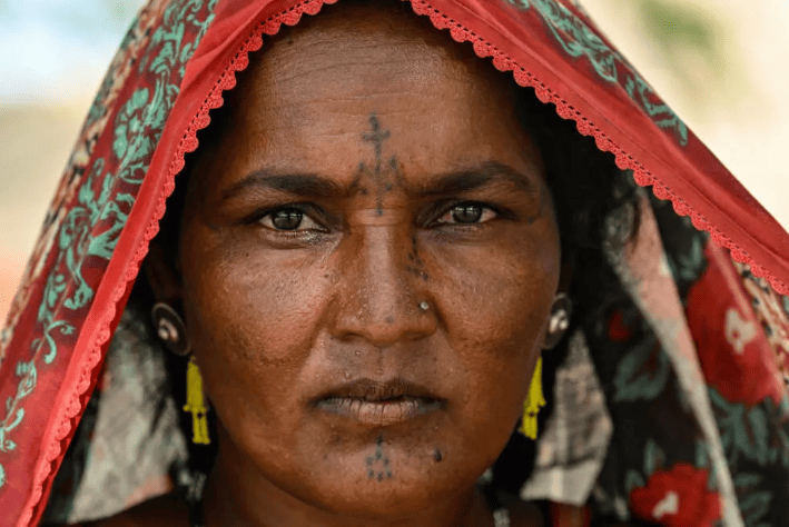  Aklan Jogi shows off her tattoos &mdash; a dying art in a Hindu-majority district of Pakistan 