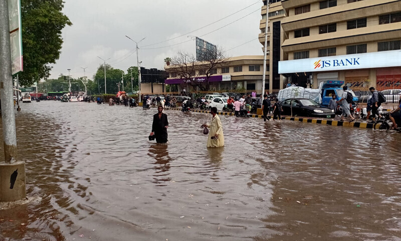 محکمہ موسمیات کا کہنا ہے کہ مون سون کا موجودہ نظام کل سے بتدریج اپنی شدت کھوناشروع کردے گا &mdash; فائل فوٹو: عثمان احمد خان