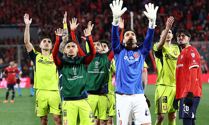  Players of Universidad de Chile call for calm among the fans in the stands during the interruption of the Copa Sudamericana football match against Argentina&rsquo;s Independiente at the Libertadores de America stadium in Avellaneda, Buenos Aires province, Argentina, August 20. &mdash; AFP 