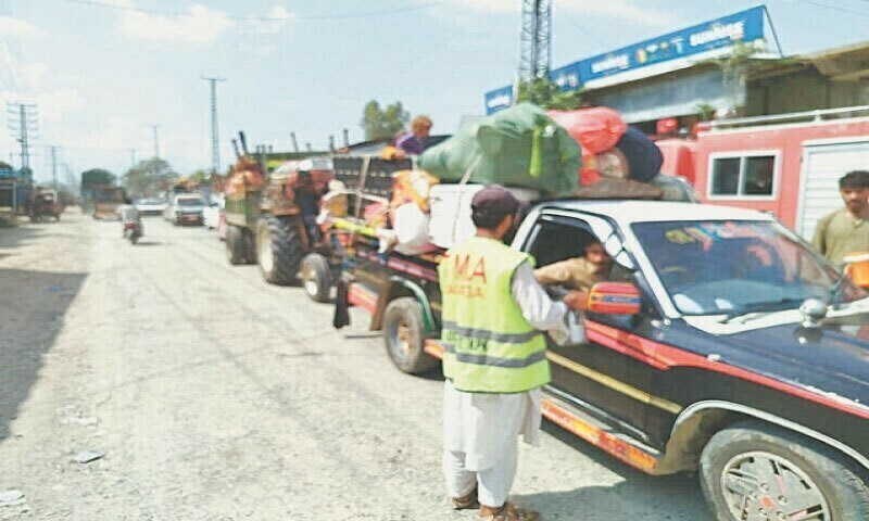باجوڑ کے علاقے ترخو سے 7 ہزار 984 افراد رضاکارانہ طور دوسرے علاقوں کی جانب منتقل ہوئے تھے۔
&mdash; فائل فوٹو: ڈان