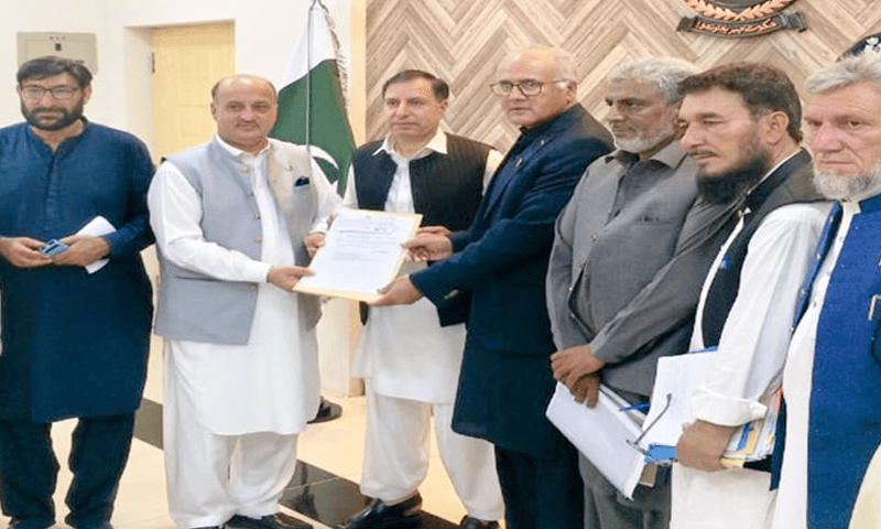 جنرل منیجر ایل اے اینڈ آر بریگیڈیئر (ر) شعیب تقی زمینوں کی خریداری کیلئے معاوضوں کا چیک ڈپٹی کمشنر اپر کوہستان کو دیتے ہوئے&mdash; فوٹو: عمر باچا