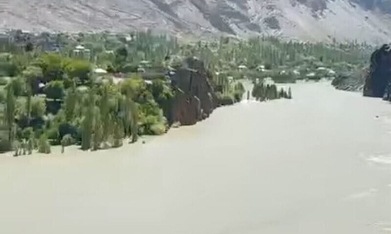 22 اگست کو گلگت بلتستان کے غذر ضلع میں سیلاب کے باعث بننے والے مصنوعی جھیل — فوٹو: امتیاز علی تاج 22 اگست کو گلگت بلتستان کے غذر ضلع میں سیلاب کے باعث بننے والے مصنوعی جھیل — فوٹو: امتیاز علی تاج