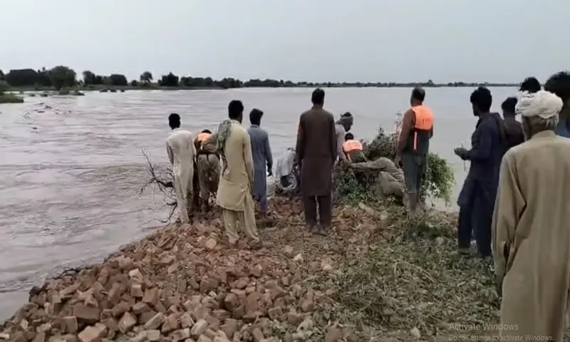 دریائے ستلج میں پانی کی سطح خطرناک حد تک بلند ہونے کے باعث پنجاب کے کئی دیہات زیرِ آب آ گئے — فوٹو: اسکرین گریب دریائے ستلج میں پانی کی سطح خطرناک حد تک بلند ہونے کے باعث پنجاب کے کئی دیہات زیرِ آب آ گئے — فوٹو: اسکرین گریب
