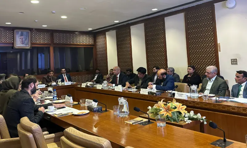 اجلاس میں وزارت آئی ٹی اور پی ٹی اے حکام سن ٹی وی کے مالکان کے نام سے لاعلم نکلے۔
—فائل فوٹو: انڈپینڈنٹ اردو اجلاس میں وزارت آئی ٹی اور پی ٹی اے حکام سن ٹی وی کے مالکان کے نام سے لاعلم نکلے۔
—فائل فوٹو: انڈپینڈنٹ اردو