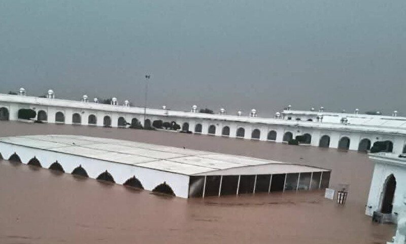 کرتار پور میں سکھوں کا مقدس مقام گوردوارہ دربار صاحب بھی سیلاب میں ڈوب گیا۔
—فوٹو: ایکس کرتار پور میں سکھوں کا مقدس مقام گوردوارہ دربار صاحب بھی سیلاب میں ڈوب گیا۔
—فوٹو: ایکس