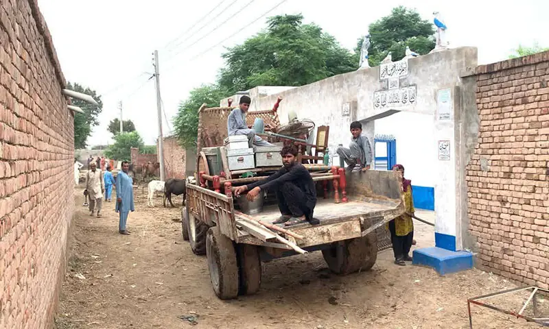People evacuate from villages near the banks of the Ravi River in Tandlianwala, Punjab on August 27. — Photo via Tariq Saeed