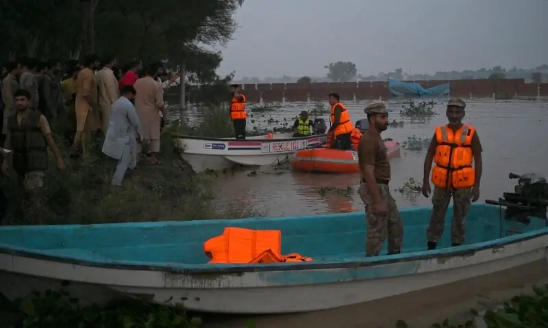 Army rescuers evacuate the people from the flooded area of Narowal on August 27. &mdash; AFP