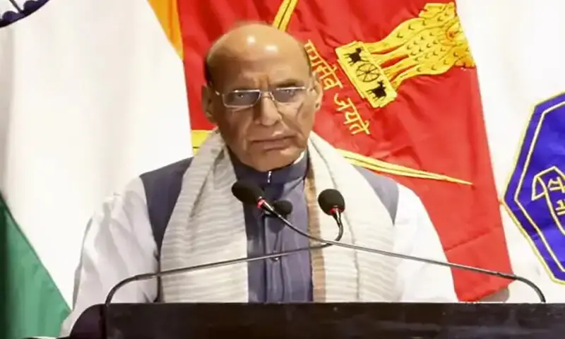 بھارتی وزیر دفاع نے کہاکہ مکالمہ اُس وقت بھی اہم ہے جب جنگ جاری ہو &mdash; فوٹو: ایکس/راج ناتھ سندگھ