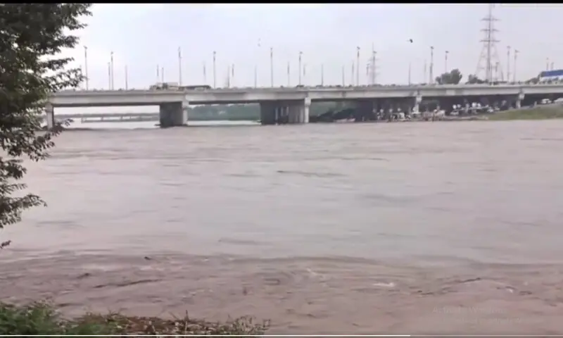 دریائے راوی میں شاہدرہ کے مقام پر ایک لاکھ 80 ہزار کیوسک کا ریلا گزرنے کی اطلاع ہے۔
—فوٹو: ایکس