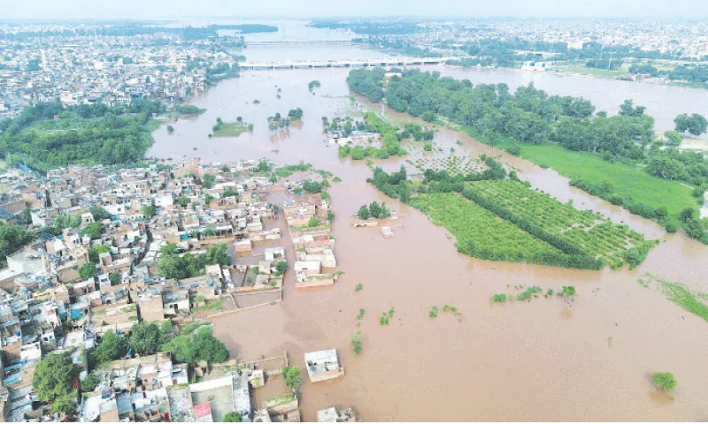 سیلاب کے باعث بپھرنے والے دریائے روای نے لاہور کے نواح میں کئی سوسائٹیز سمیت وسیع رقبے کو ڈبو دیا ہے— فوٹو: مرتضیٰ علی