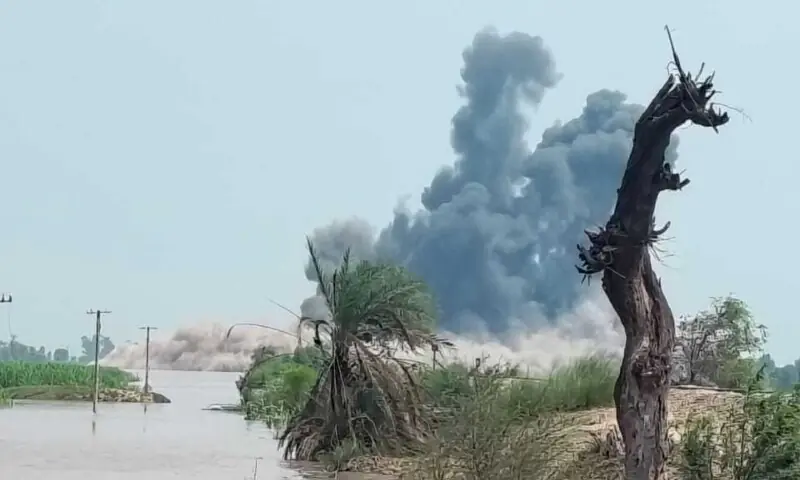 Authorities breach the Riwaz bridge in Jhang. &mdash; Photo via Imran Gabol