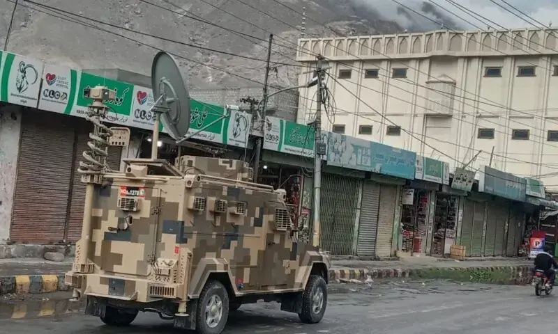 چیک پوسٹ پر فائرنگ کے بعد گلگت بلتستان اسکاؤٹس کی بکتر بند سیکیورٹی ڈیوٹی پر مامور ہے— فوٹو: امتیار علی تاج