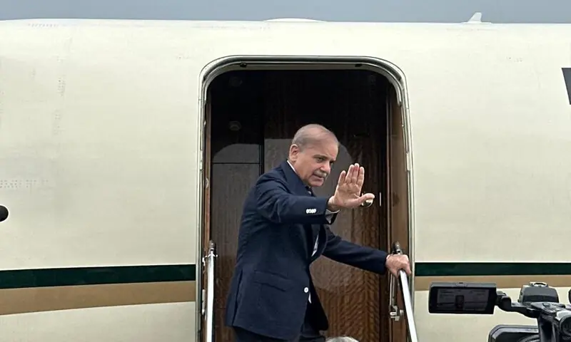 نائب وزیراعظم اسحٰق ڈار، وزیر اطلاعات عطااللہ تارڑ اور مشیر طارق فاطمی بھی وزیر اعظم کے ہمراہ ہیں — فوٹو: ایکس نائب وزیراعظم اسحٰق ڈار، وزیر اطلاعات عطااللہ تارڑ اور مشیر طارق فاطمی بھی وزیر اعظم کے ہمراہ ہیں — فوٹو: ایکس