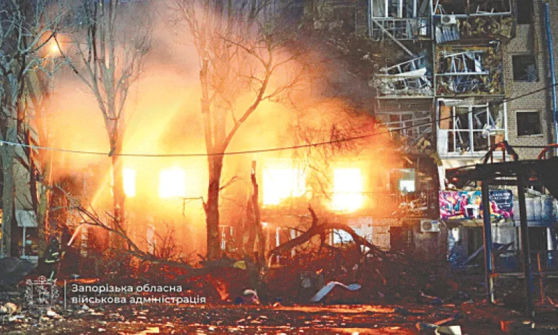 روس نے یو کرین پر حملوں کی تصدیق کی، تاہم اس کا کہنا تھا کہ نشانہ فوجی مقامات تھے۔
&mdash;فوٹو: رائٹرز