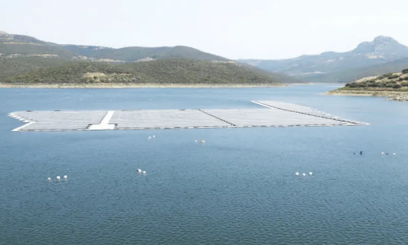 شمالی شہر طنجہ کے قریب ایک بڑے آبی ذخیرے پر ہزاروں &rsquo;فلوٹو وولٹائک&lsquo; پینلز پانی کی سطح کو جھلسا دینے والی دھوپ سے بچاتے ہیں&mdash; فوٹو: اے ایف پی