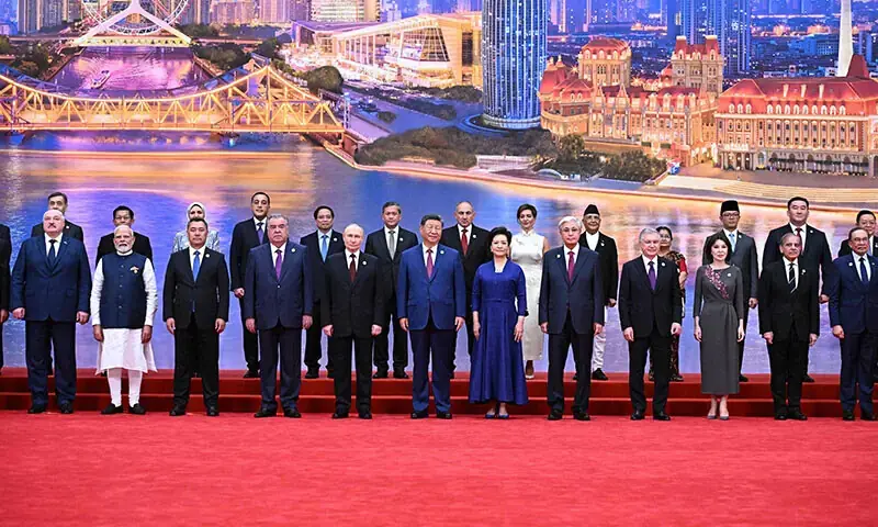 چین کے  شہر تیانجن میں جاری شنگھائی تعاون تنظیم کے سربراہی اجلاس کے موقع پر رکن ممالک کے سربراہان کا گروپ۔ فوٹو : اے ایف پی