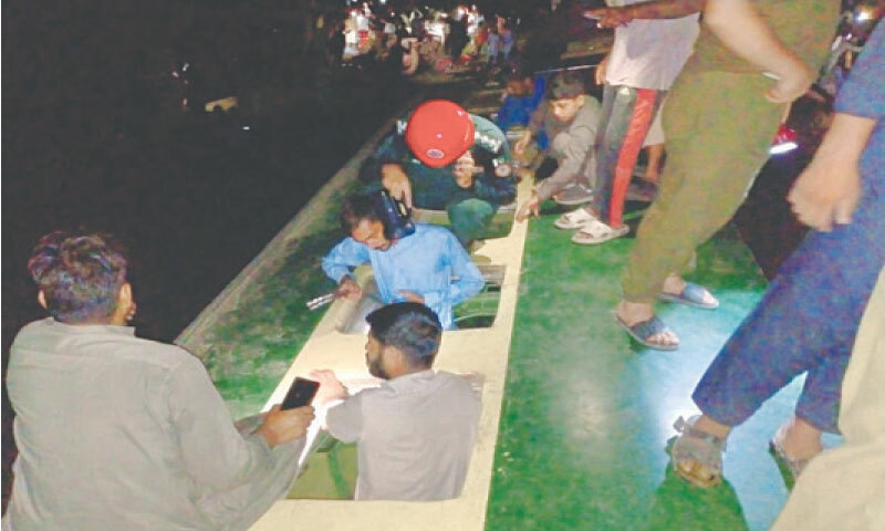 Passengers being pulled out of derailed coaches near Kala Shah Kaku on Friday night. &mdash; White Star / M. Arif