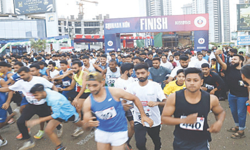 People take part in a five-kilometre race organised by the Sindh police to pay homage to its martyrs.&mdash;Dawn