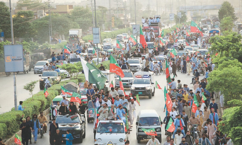 A PTI&rsquo;s &lsquo;free Imran Khan&rsquo; rally passes through Ring Road, Peshawar, on Tuesday. &mdash; White Star