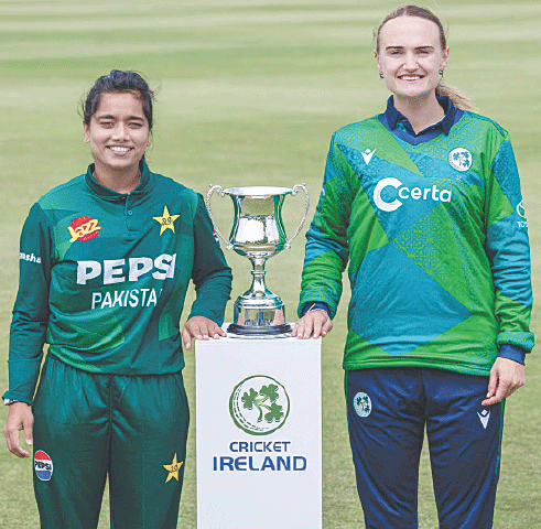  DUBLIN: Pakistan captain Fatima Sana (L) and her Ireland counterpart Gaby Lewis pose with the T20I series trophy at the Clontarf Cricket Club on Tuesday.—courtesy PCB 