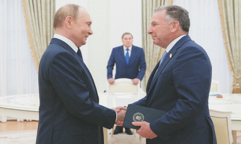 Russian President Vladimir Putin welcomes US president&rsquo;s envoy Steve Witkoff before a meeting in Moscow.&mdash;Reuters