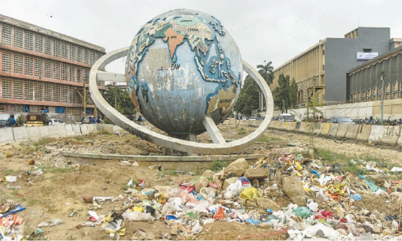 Trash surrounds the iconic ‘globe’, which is in the way of the dedicated track of the
under-construction Red Line project.—Fahim Siddiqi / White Star Trash surrounds the iconic ‘globe’, which is in the way of the dedicated track of the
under-construction Red Line project.—Fahim Siddiqi / White Star