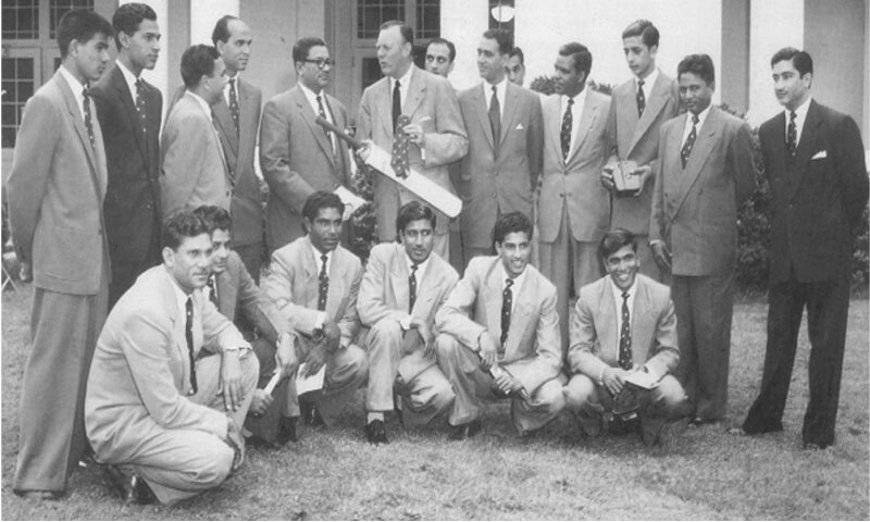 Earle Chesney (holding bat), aide to US President Dwight D. Eisenhower, being presented with a cricket bat during the Pakistan team&rsquo;s visit to the White House in Washington on their brief visit to the US in 1958. (From left to right, back row) Nasim-ul-Ghani, Saeed Ahmed, Zulfiqar Ahmed, Mahmood Hussain, Saeed Ahmed Khan (Manager), Chesney, Abdul Hafeez Kardar, Ikram Elahi (partly hidden behind Kardar), Imtiaz Ahmed, Ijaz Butt, Wazir Muhammad, Waqar Hassan, (Sitting, from left to right) Khan Mohammad, Mohammad Munaf, Alimuddin, S.F. Rehman, Haseeb Ahsan and Wallis Mathias | For Cricket and Cou