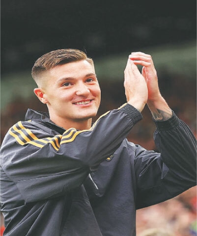NEWLY-SIGNED Manchester United’s striker Benjamin Sesko applauds fans before the pre-season friendly against Fiorentina at Old Trafford on Saturday. United won their final friendly ahead of the start of the Premier League season next weekend 5-4 on penalties after the match had ended 1-1 after full time.—Reuters