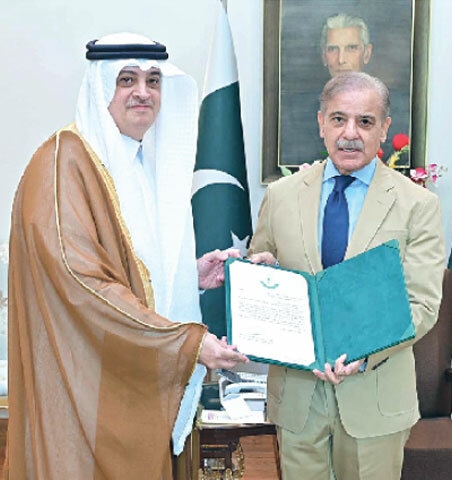  Saudi Ambassador Nawaf bin Said Al-Malky presents to Prime Minister Shehbaz Sharif an invitation from Crown Prince Mohammed bin Salman to participate in the ninth Future Investment Initiative Forum.—PPI 