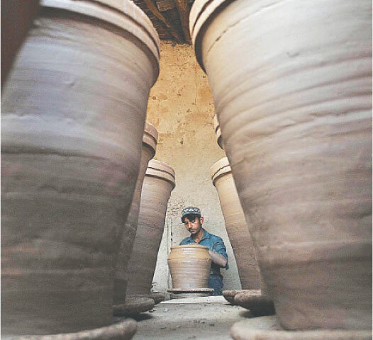  An earthen flowerpot-maker in Peshawar | Abdul Majeed Goraya/White Star 