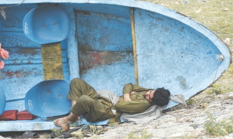  A boatman takes a nap in his vessel at the Khanpur Dam | Tanveer Shahzad/White Star 