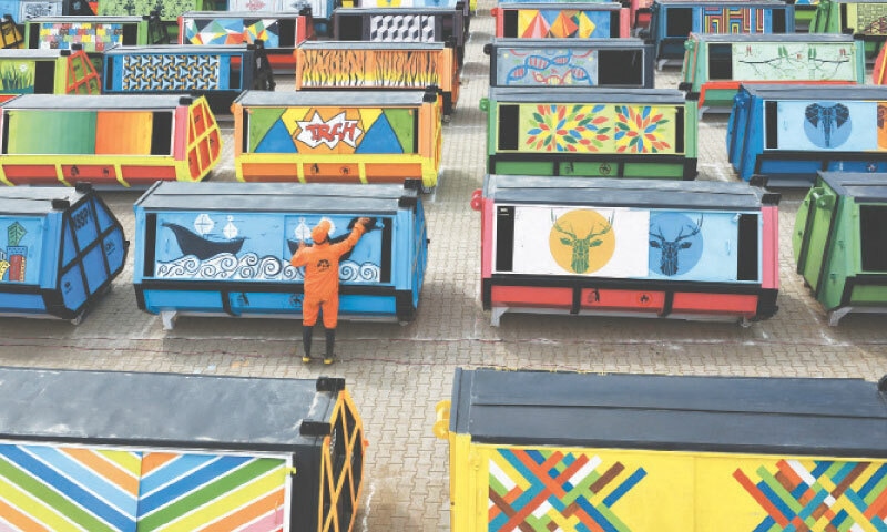  A worker cleans garbage containers in Peshawar | Abdul Majeed Goraya/White Star 