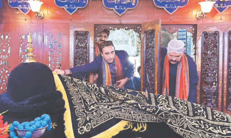 BHIT SHAH: PPP Chairman Bilawal Bhutto-Zardari lays a chador at the grave of Shah Latif Bhitai.&mdash;Umair Ali
